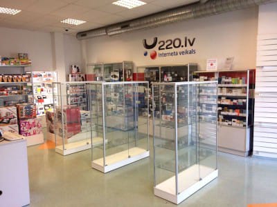 Uzstādījām jaunas stikla vitrīnas ar plauktiem un slēdzamām durvīm 220.lv interneta veikalā. Tāpat tika uzstādīta eirosienas ar stiprinājumiem VVN.LV